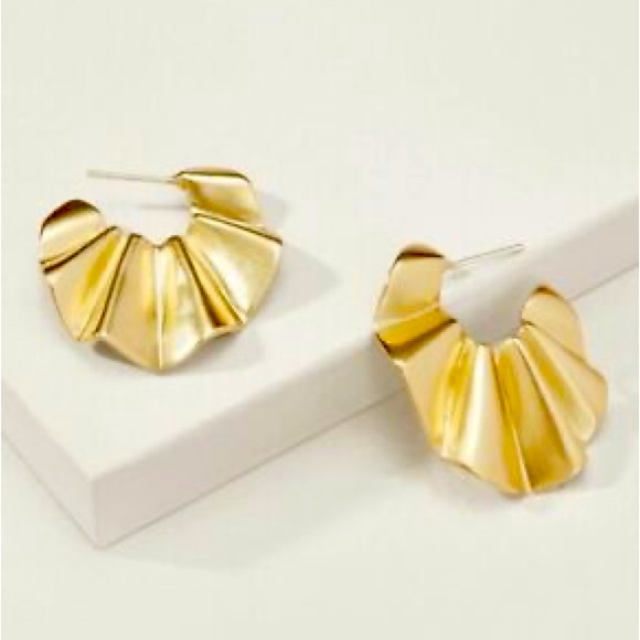 Stella & Dot Chunky Wavy Gold Plated Hoop Earring - Picture 3 of 4